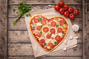 heart-shaped-pizza